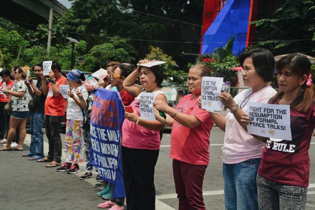 Members of sectoral organizations joined the human chain for peace held in various areas around Metro Manila last Friday. (Photo by Keilah Dimpas)